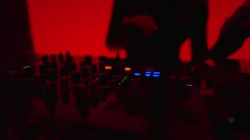 DJ-Frau spielt Musik auf DJ-Controller Nahaufnahme von Hands Merry Dance Party im Nachtclub