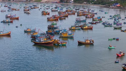 Pueblo de pescadores con barcos anclados en el puerto de Mui Ne, Binh Thuan, Lam Dong