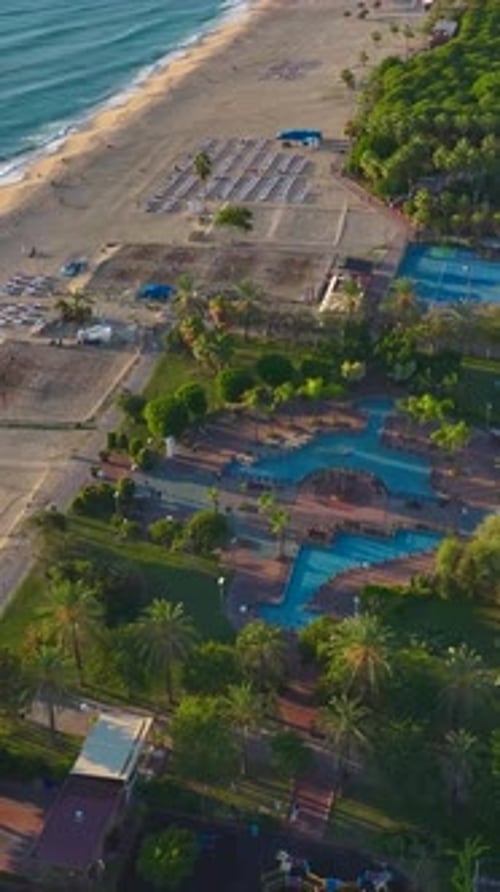 Vidéo verticale, images aériennes panoramiques d'une aire de jeux avec un équipement coloré et des enfants jouant en dessous