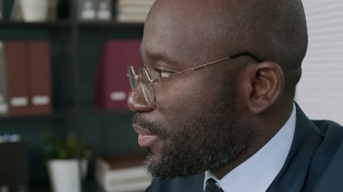 Nahaufnahme eines schwarzen Finanzberatungskunden im Büro