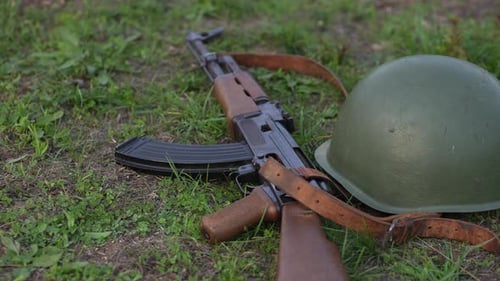 Maschinengewehr und Helm 46