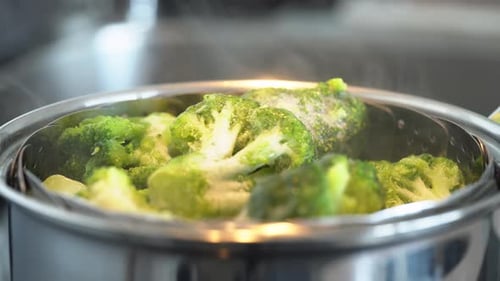 Brocoli frais dans une marmite à vapeur La vapeur monte en gros plan