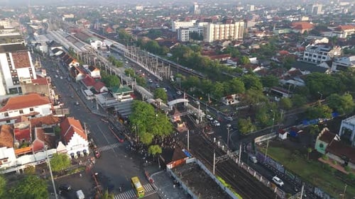 Reger Fuß- und Straßenverkehr rund um den Bahnhof Yogyakarta, Indonesien