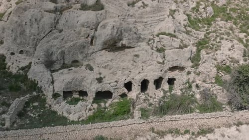 Luftaufnahme einer antiken byzantinischen Höhlenkirche in Sizilien, Süditalien, die langsam nach unten schwenken