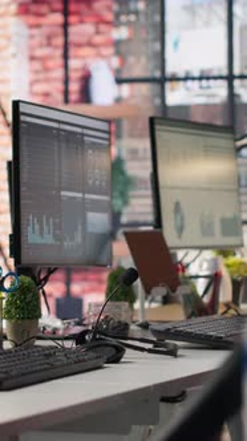 Vertikale Videocomputermonitore im leeren Büro mit Analyse-Dashboards
