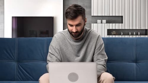 Moderner freiberuflicher Geschäftsprogrammierer, Entwickler, Mann, der am Laptop arbeitet und aus der Ferne im Internet surft