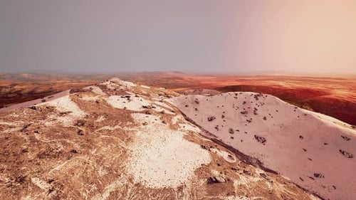 Vista de las montañas arenosas amarillas y oxidadas