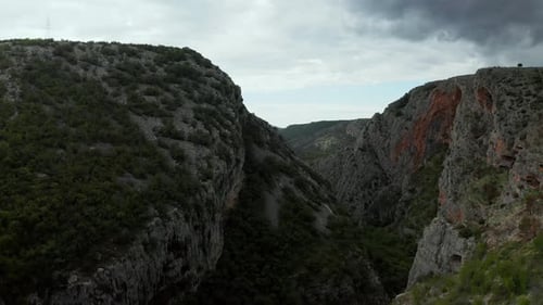 Felsige Berge in der Gegend von Sibenik