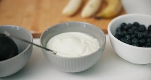 Yogur, opciones de desayuno y comida en la mesa, dieta saludable y alimentos para el bienestar, la nutrición y el hogar