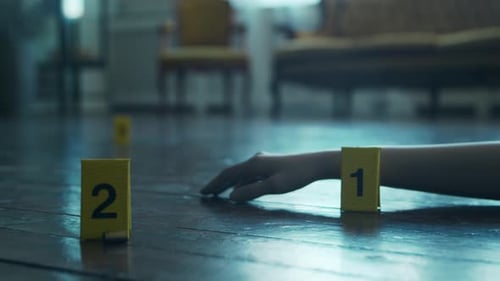 Close-up de uma cena de crime na casa de uma pessoa falecida Homem morto Linha Policial: pistas e evidências, série