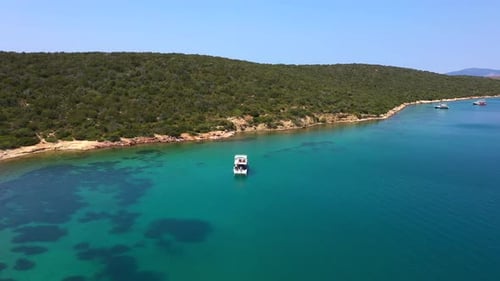Belle baie et yacht blanc