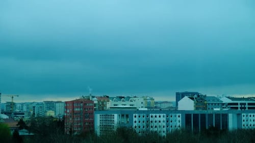 Zeitrafferwolken von einem dunklen bewölkten Himmel