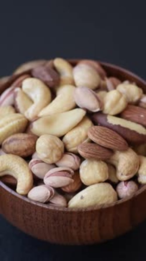Eine Mischung aus Cashewnüssen, Pistazien, Mandeln, Paranüssen und Haselnüssen. Nüsse als Lebensmittelhintergrund