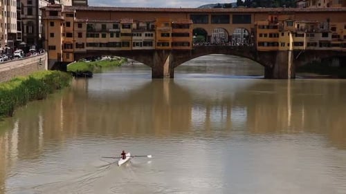 Homme ramant en kayak sur un canal à Florence, Italie