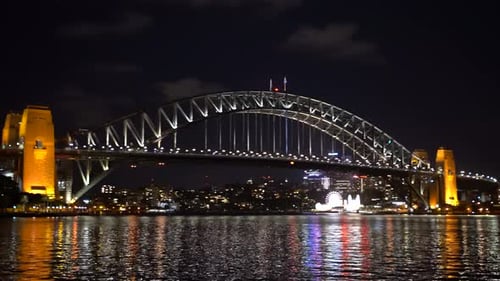 Sídney, Australia - Hermoso puente del puerto de Sídney sobre el agua con impresionantes luces por la noche - P