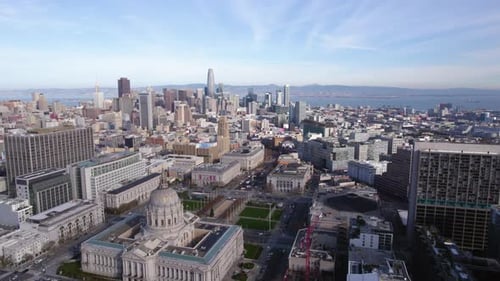 Vista aérea del Ayuntamiento de San Francisco, los edificios de los tribunales del condado, la plaza del Centro Cívico y el cielo del centro