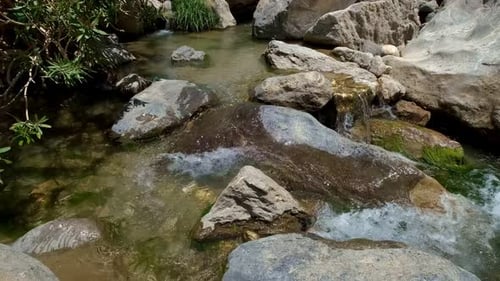 Quelle und Steine mit frischem klarem Wasser