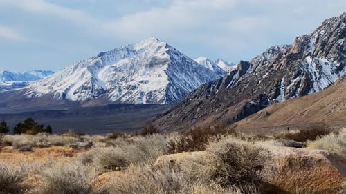 Mont Tom (Mt Thompson) recouvert de neige, sommet imposant et proéminent de West Bishop, Californie, drone haut