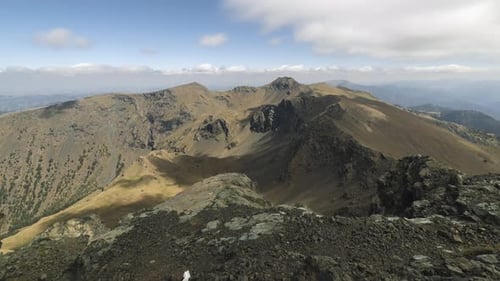 Timelapse du sommet de la montagne Smolikas, panoramique à droite, en Grèce, jour d'été