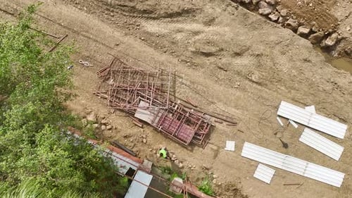 Luftaufnahme von schweren Maschinen und Arbeitern mit Fundamentfüllung
