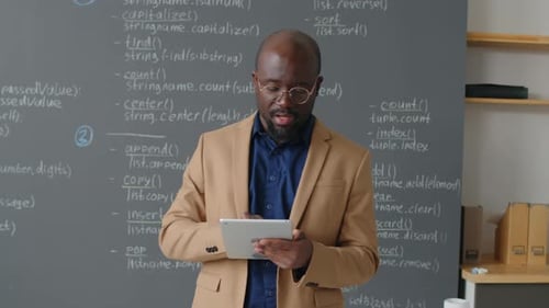 Profesor afroamericano dando una conferencia de programación