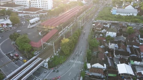 Trafic aérien avec un pont ferroviaire dans la ville de Yogyakarta.