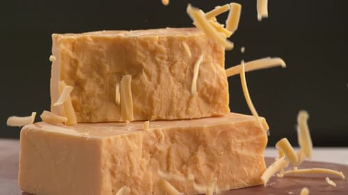 Cheddar-Käsescheibe in Zeitlupe
