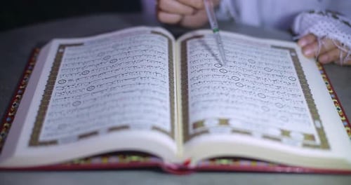 Junger Muslim, der im heiligen Monat Ramadan den Koran oder den Koran rezitiert.