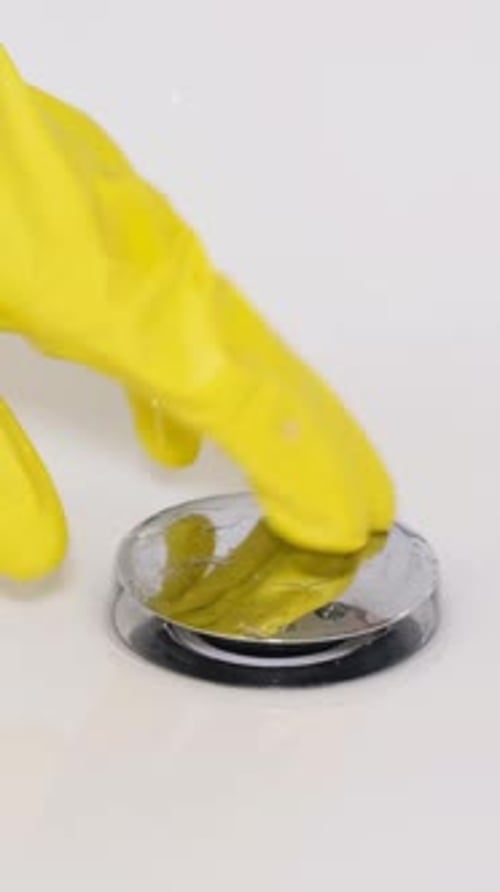 O problema da perda precoce de cabelo O dreno da banheira está completamente entupido com cabelo humano