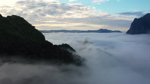 Luftbild der tropischen Berg- und Regenwaldlandschaft im Morgennebel