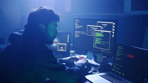 Ein Cybersicherheitsexperte analysiert fleißig Code in einem schwach beleuchteten Arbeitsbereich spät in der Nacht