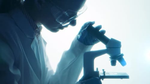 Virologe verwendet Mikroskop im Labor für biochemische Forschung Medizinische Laborgeräte