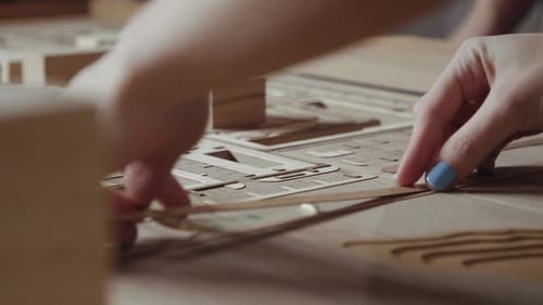 Manos de una mujer profesional que construye un modelo arquitectónico de construcción de ciudad urbana