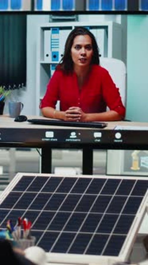 Vidéo verticale Les ingénieurs des centrales photovoltaïques conçoivent des prototypes de cellules solaires lors d'une réunion par appel vidéo
