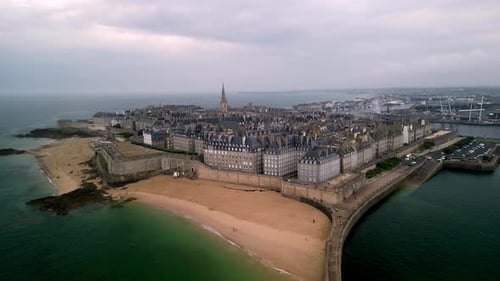 Vue aérienne de la forteresse et de la plage de Saint-Malo, France.