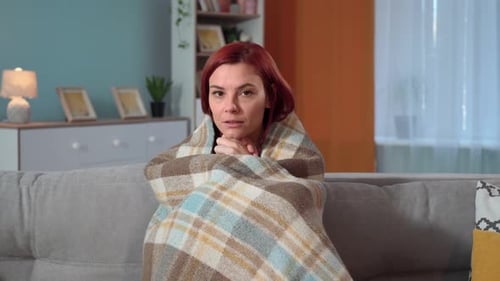 Manque de chauffage dû à des dettes ou à une panne du système de chauffage Portrait d'une femme triste se réchauffe les mains