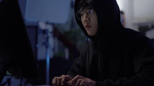 Hacker-Codierung von Cyberangriffen und Datendiebstahl über den Desktop