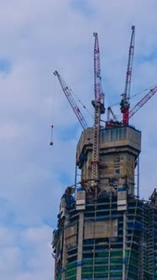 Lapso de tiempo de una obra de construcción de gran altura con cielo nublado en un edificio de rascacielos de tecnología moderna