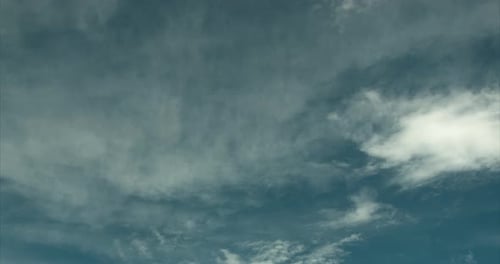 Nuage Théâtral, Time-lapse avec un ciel bleu profond à 30 images par seconde