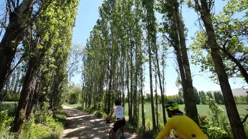 Gruppe von Menschen, die Fahrrad auf einer Landstraße fahren