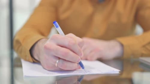 Nahaufnahme von Handschrift auf Papier