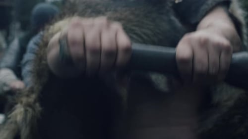 Homme barbu vêtu de rangées de peaux d'animaux sur un navire viking. Reconstitution médiévale.