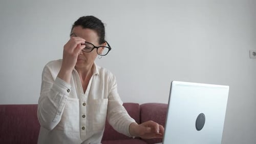 Weibliche reizbare Augen durch Überlastung