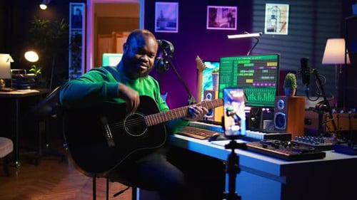 Instructor de guitarrista que organiza clases de guitarra en línea con un teléfono móvil
