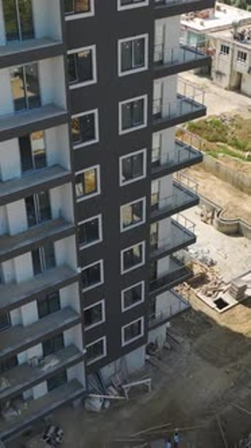Vídeo vertical: Serenidad mediterránea: construcción de casas acogedoras y prestigiosas