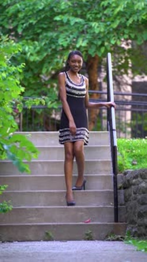 Une jeune mannequin africaine marche au ralenti