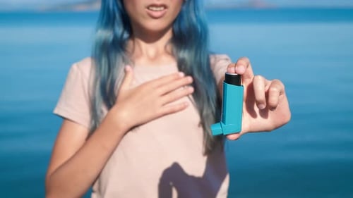 Mädchen mit Inhalator gegen Meer