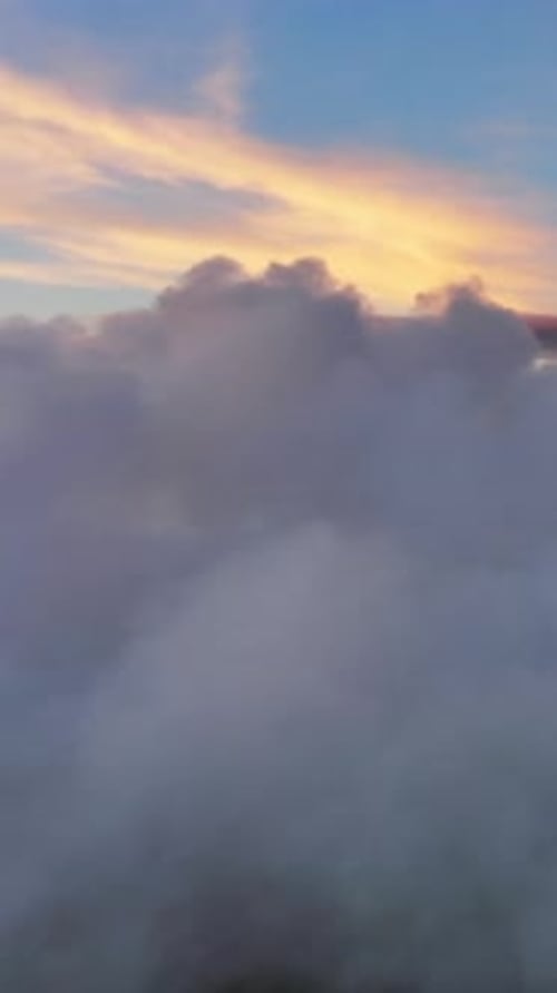 Voler dans les nuages lumineux du coucher du soleil