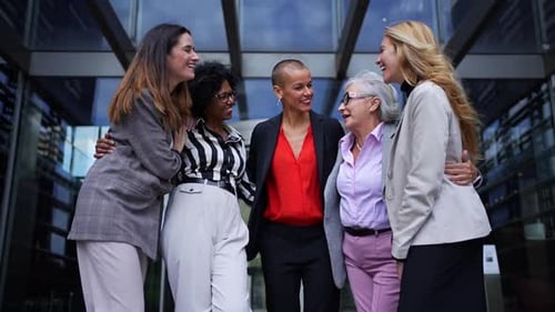 Groupe à angle bas, diverses femmes d'affaires souriantes se sont réunies pour parler joyeusement, faire des gestes et affirmer