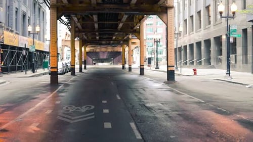 Eine leere Straße unter Bahngleisen in der Stadt Chicago